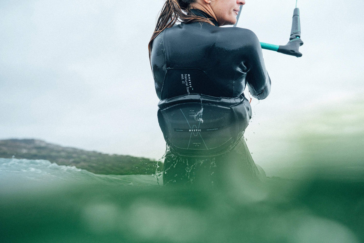 Kitesurfster met de Mystic Stealth Waist Harness Women in het water
