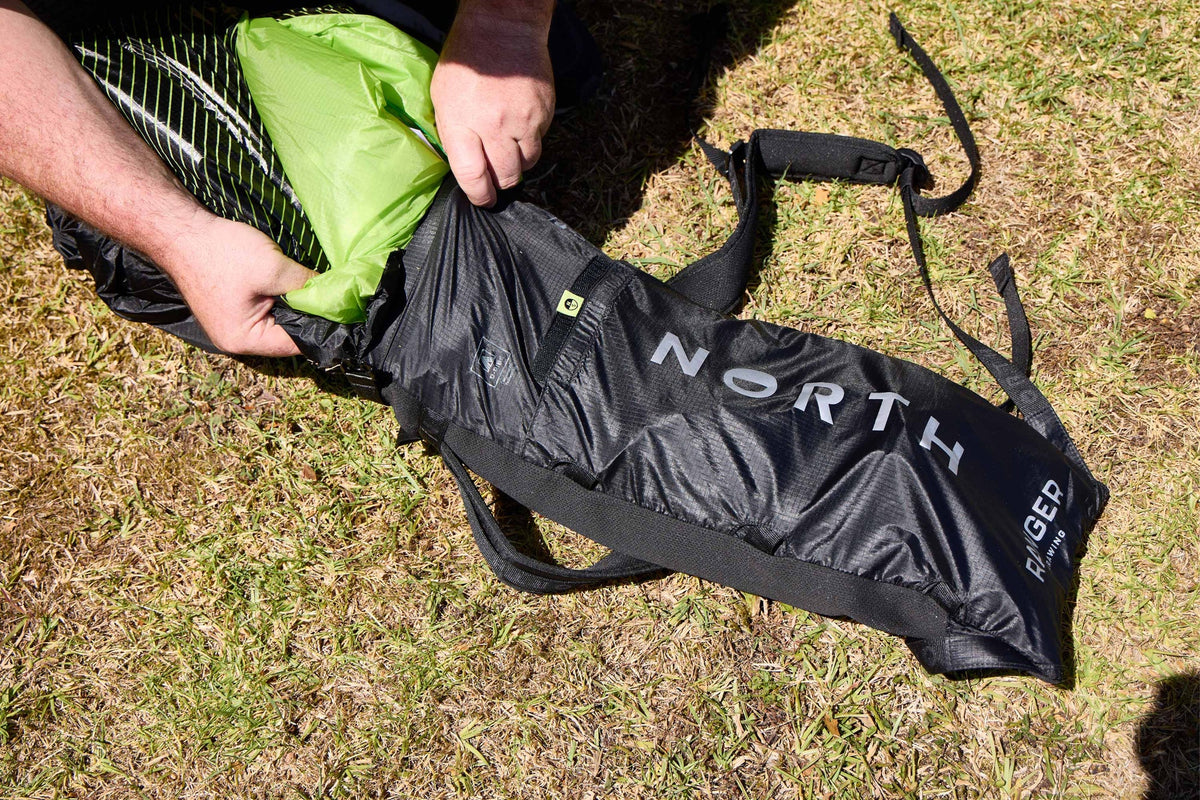 De North Ranger Parawing wordt in de on-water rugzak gestopt