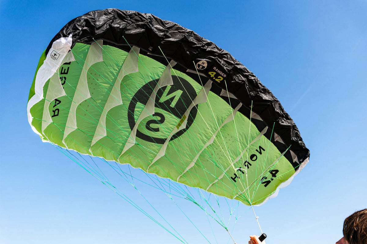 North Ranger Parawing 4.2 in de lucht boven de rider