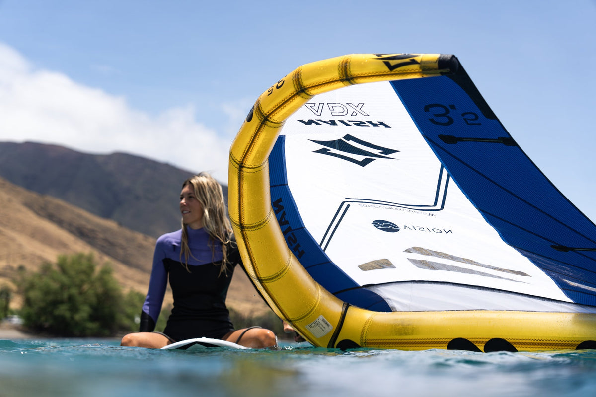 Naish ADX NVision wingfoil wing van dichtbij op het water