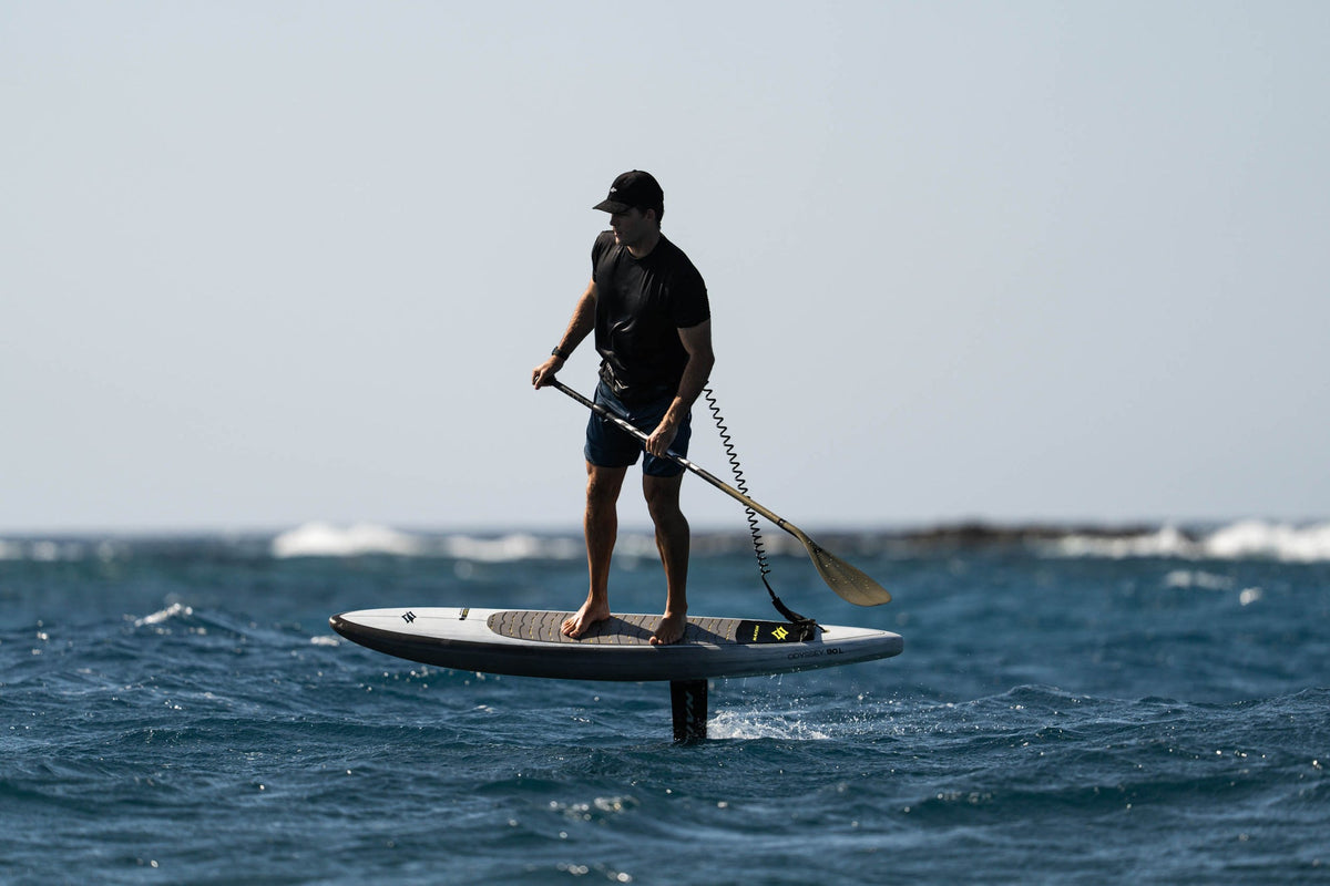 Rider op de foil met het Naish Odyssey DW downwindboard