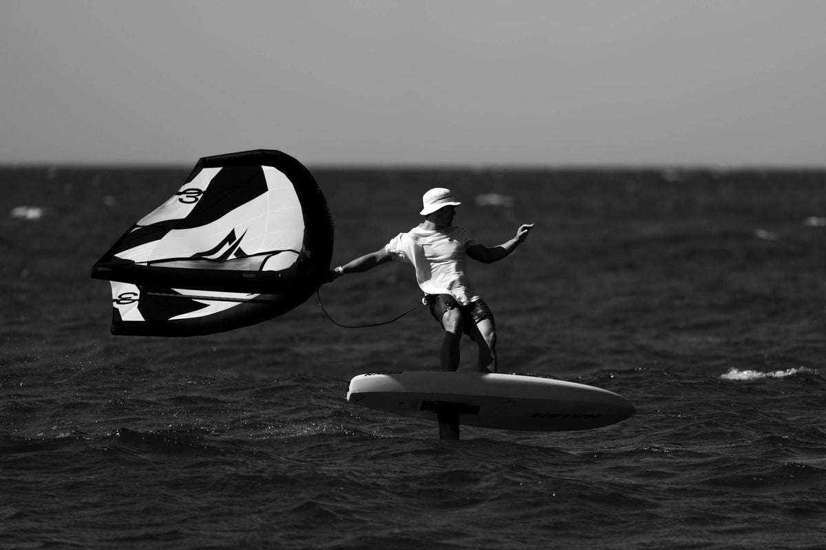 Rider met de Naish Neutron uitgeflagd aan de leash