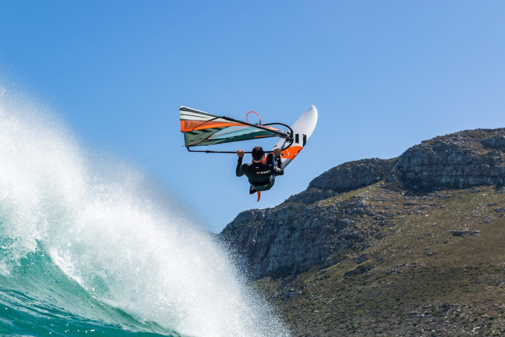 Windsurfer springt met de RRD Freestyle Wave LTD Y26 van een golf