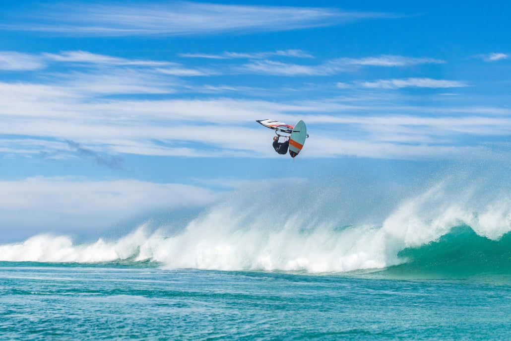 RRD Freestyle Wave LTD Y26 in een sprong boven een brekende golf