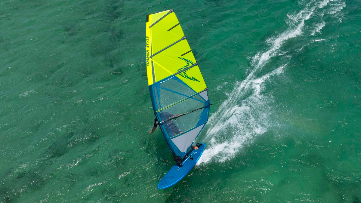 Simmer Style Enduro 2025 Fluo Yellow - dronebeeld van een surfer in plané