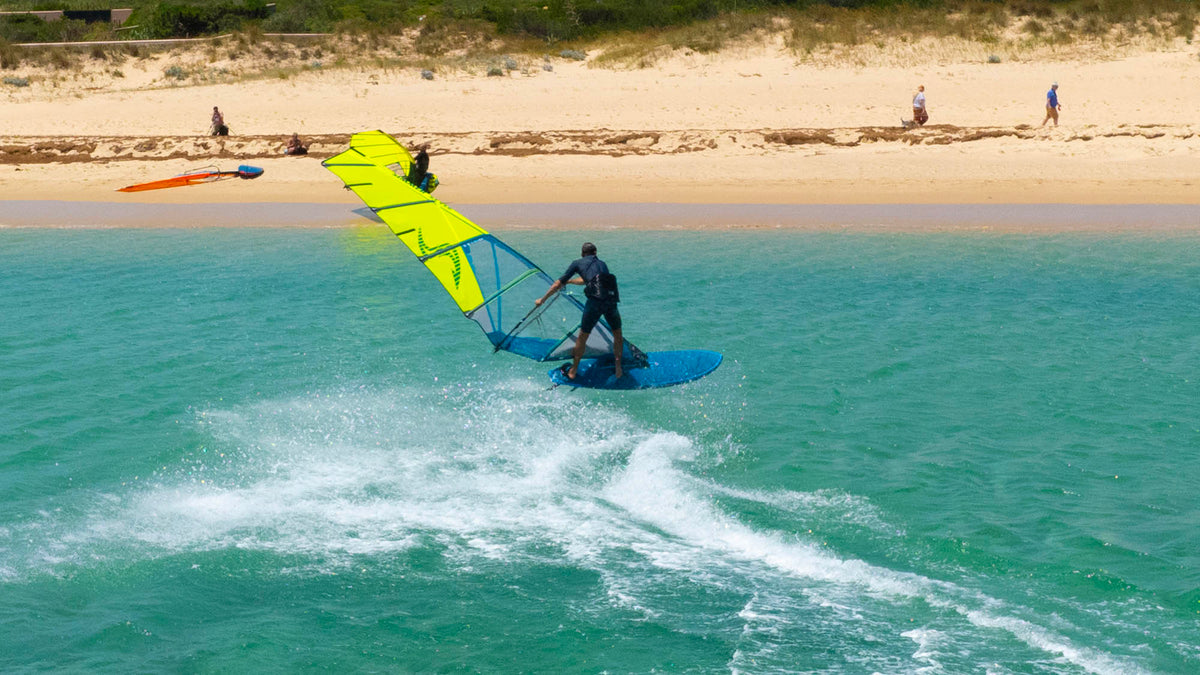Simmer Style Enduro 2025 Fluo Yellow - dronebeeld van een surfer in de gijp