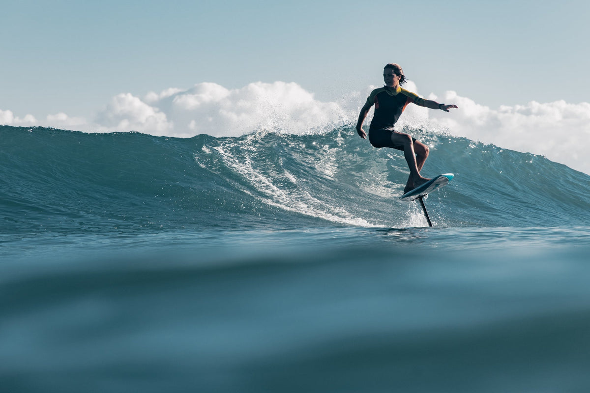 Surf foilen op een brekende golf met de Naish Hover Chimera 2025