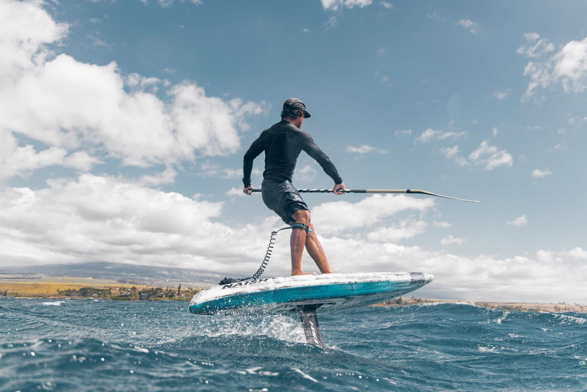 Naish Hover DW NVision 2025 op de foil met peddel in de chop bij Maui