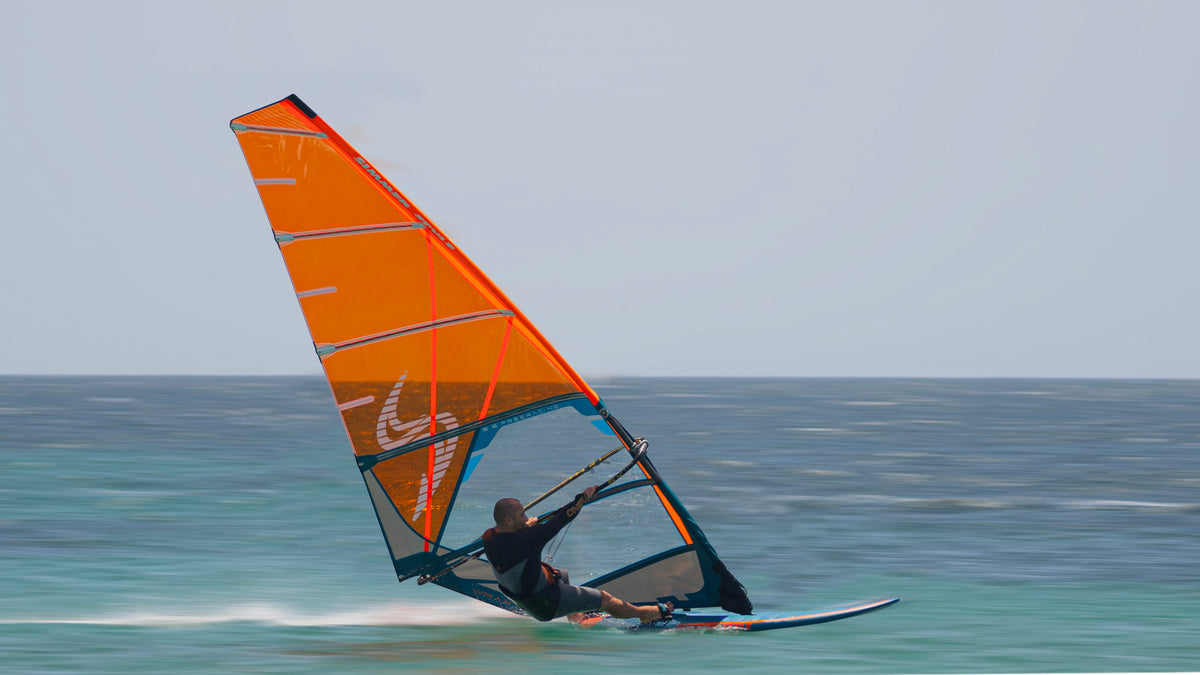 Windsurfer op snelheid op de Simmer Style G7 Monster