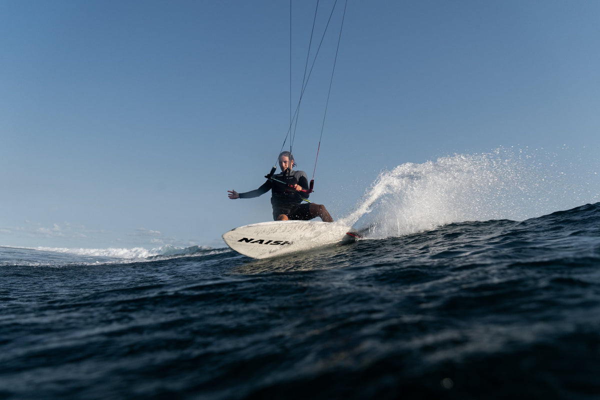 Kitesurfen op de Naish Fish 2025 in de golven bij Mauritius