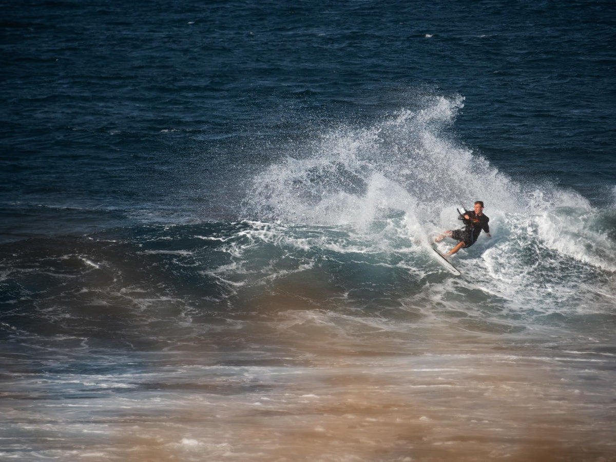 Tim Walsh draait met de Naish Fish 2025 door een brekende golf op Maui
