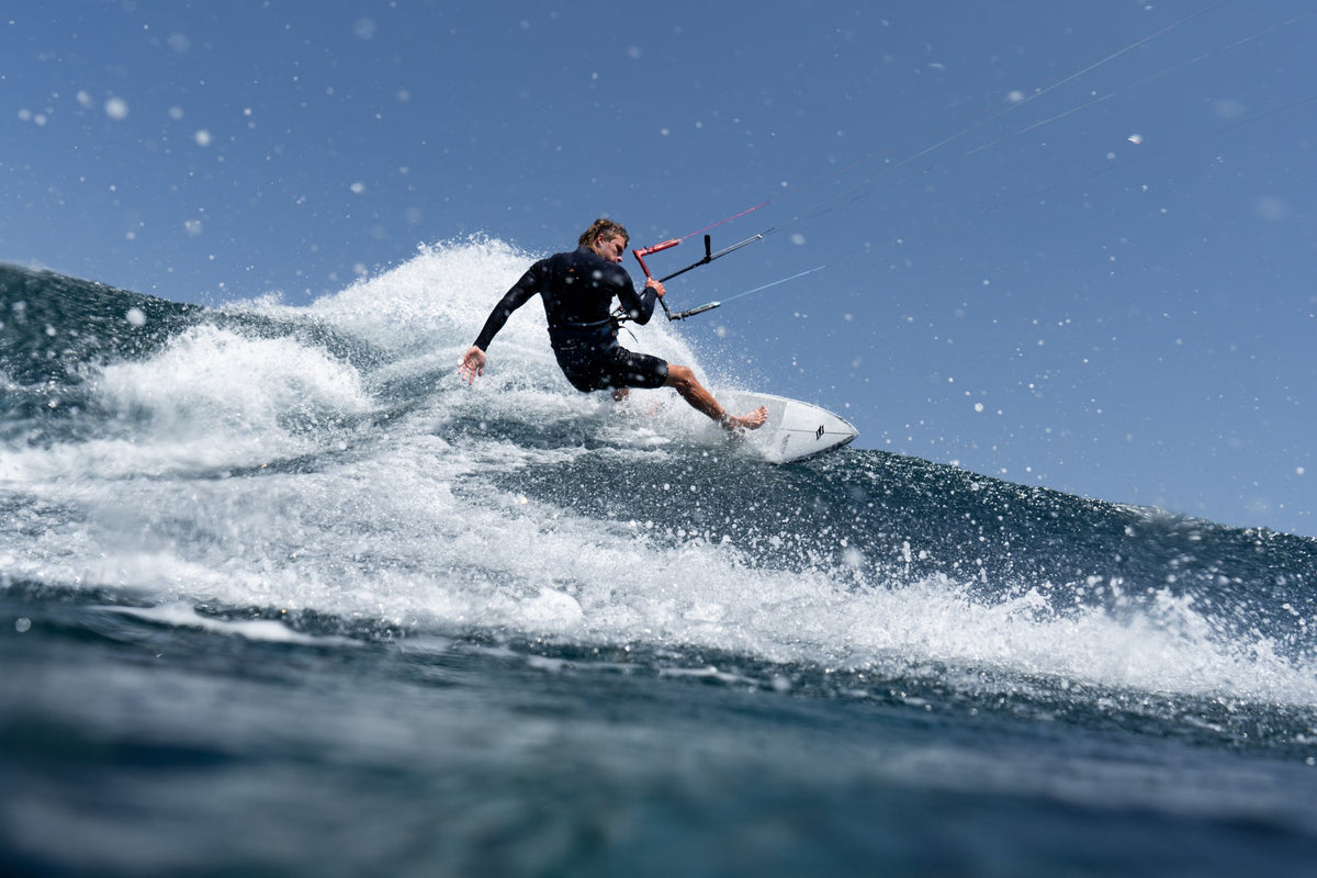 Kitesurfen in de golf op de Naish Global 2025 bij Mauritius