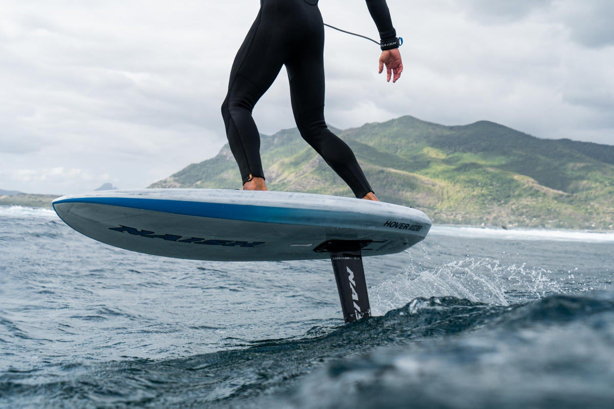Naish Hover Wing Ascend Carbon Ultra wingfoilboard van dichtbij op de foil