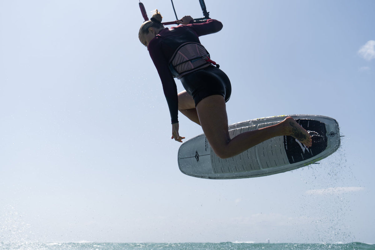 Strapless sprong met de Naish Skater 2025 boven zee bij Mauritius
