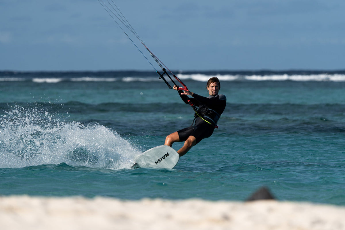 Kitesurfen op de Naish Skater 2025 op vlak water binnen het rif bij Mauritius