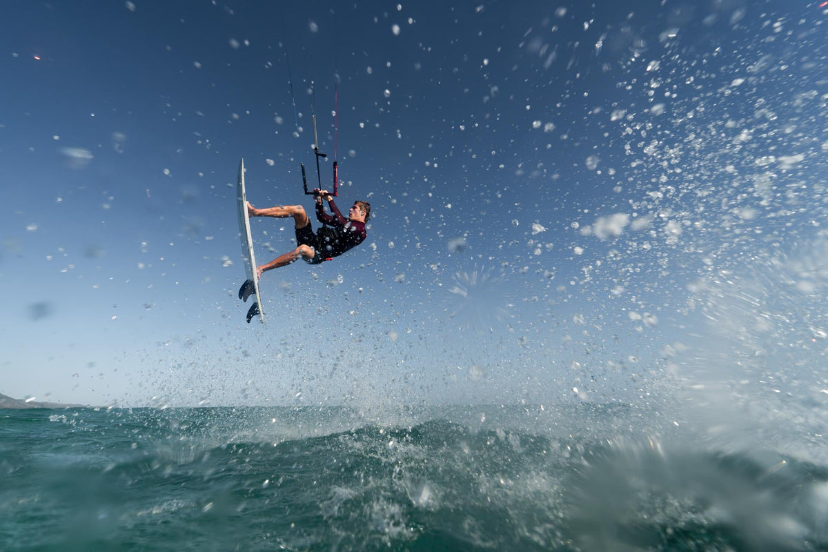 De Naish Skater 2025 in de lucht tijdens een strapless sprong bij Mauritius