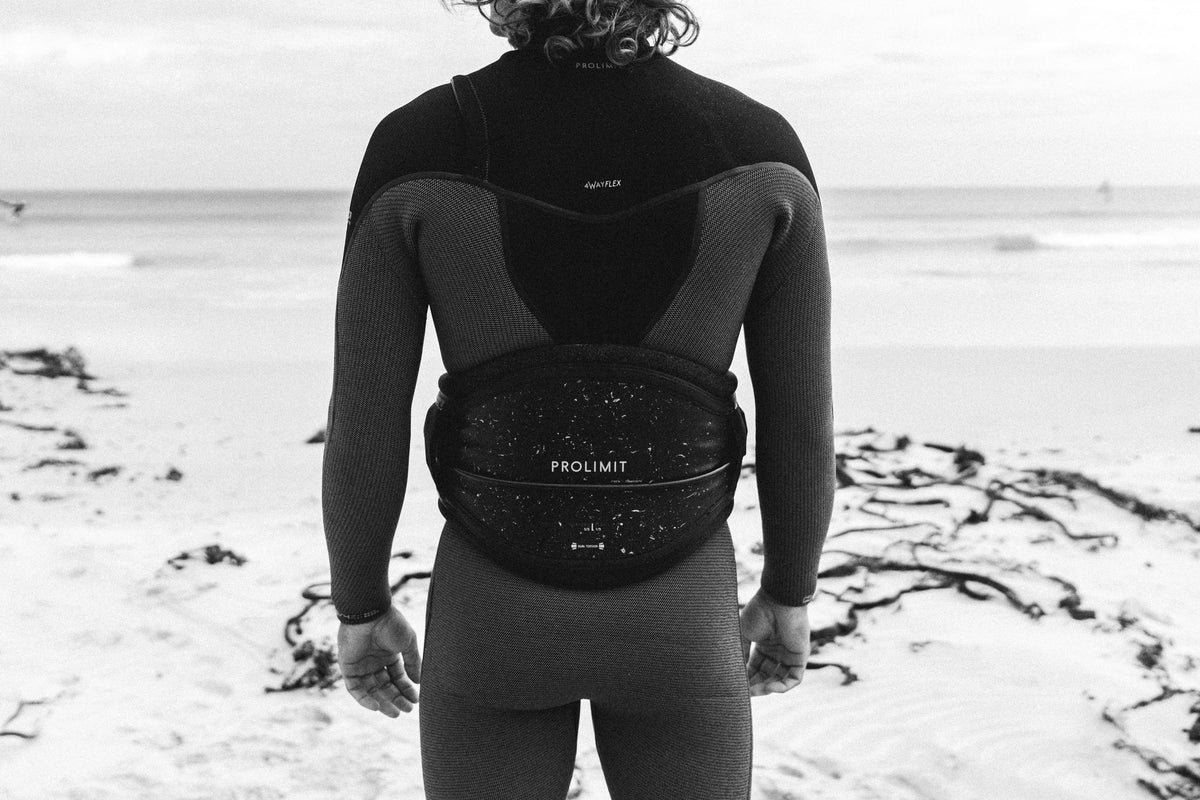 Kitesurfer in de Prolimit Vapor Steamer Free-X met trapeze aan de waterlijn