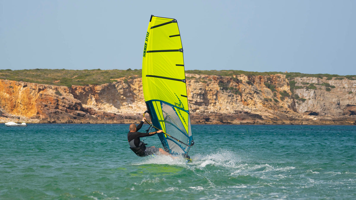 Windsurfer op de Simmer Style S-Max 2025 in Yellow voor de kust
