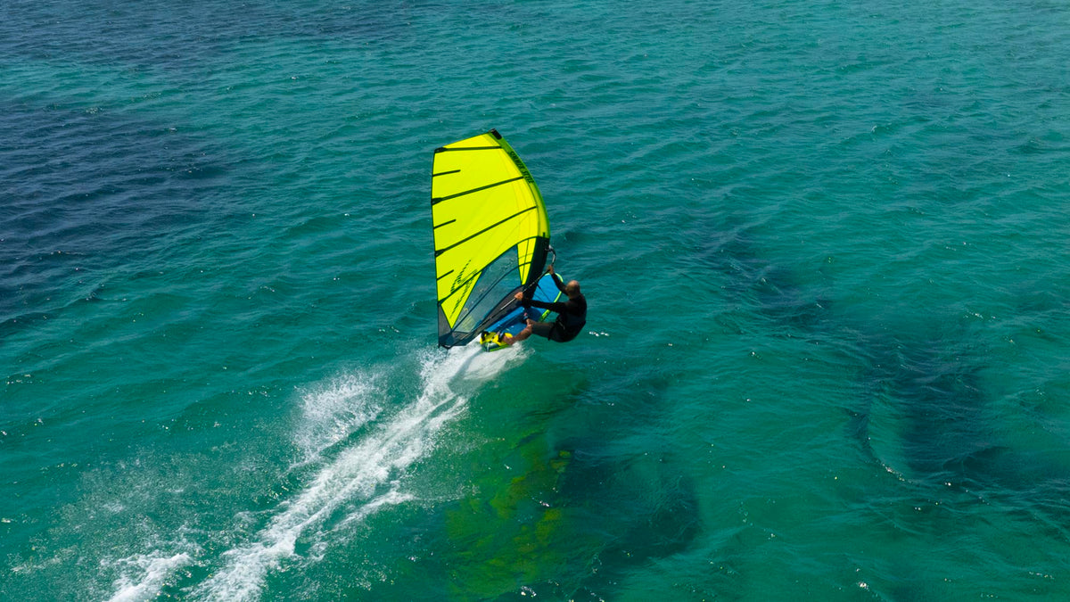Dronebeeld van de Simmer Style S-Max 2025 in Yellow op het water