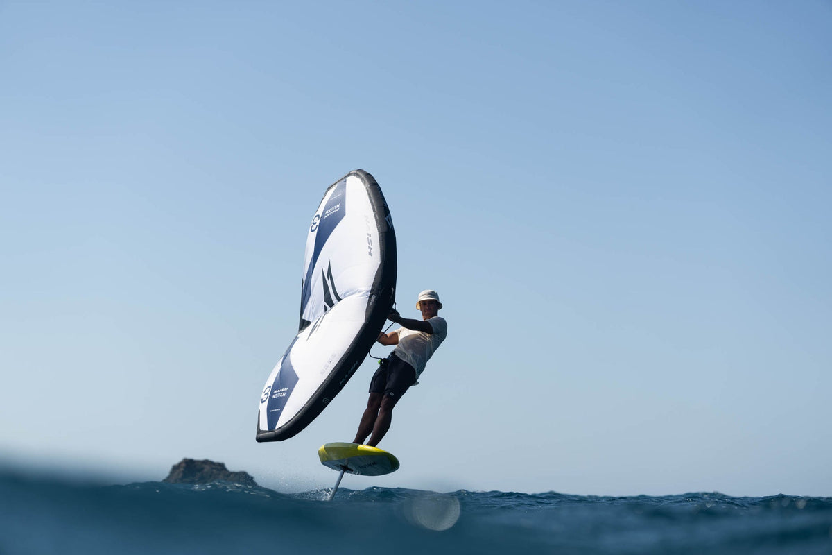Naish Neutron wingfoil wing in de witblauwe uitvoering op het water