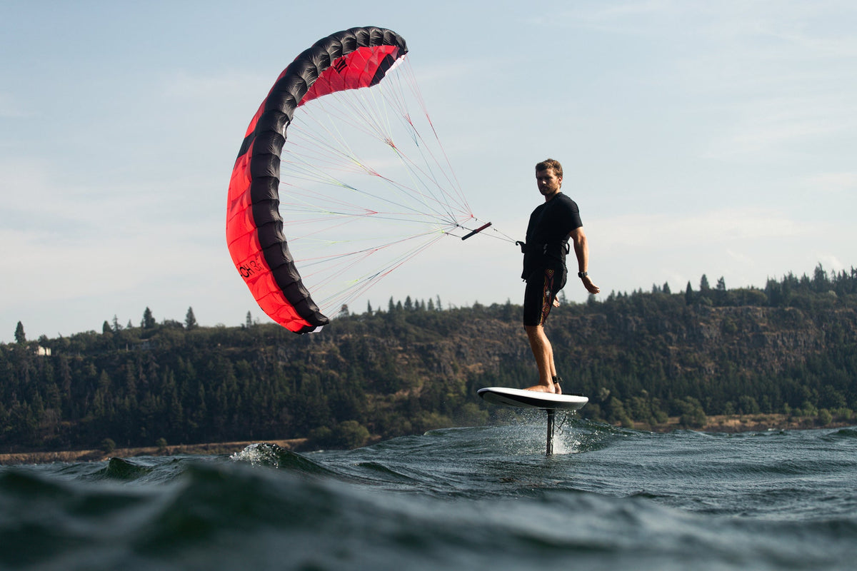 Rider op de foil met de Naish Hatch parawing