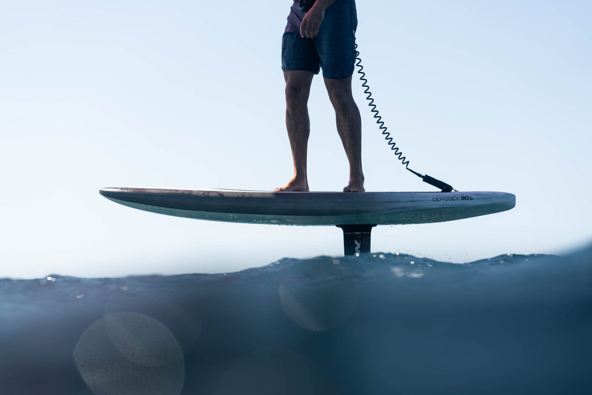 Naish Odyssey DW downwindboard van dichtbij boven het water