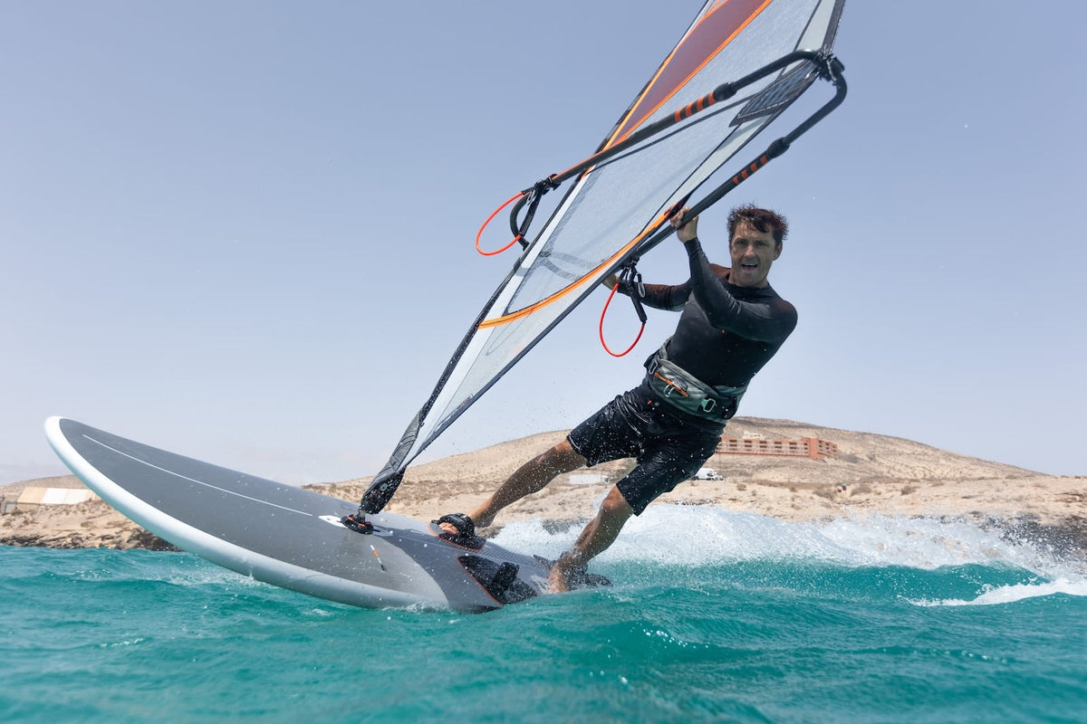 RRD Firemove LTE windsurfboard in actie op zee