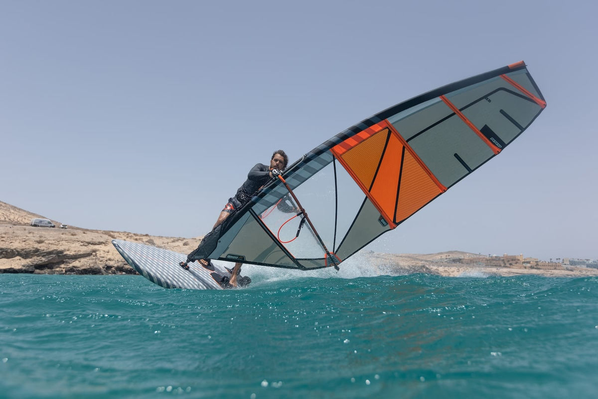 RRD Firemove LTD windsurfboard in actie op zee