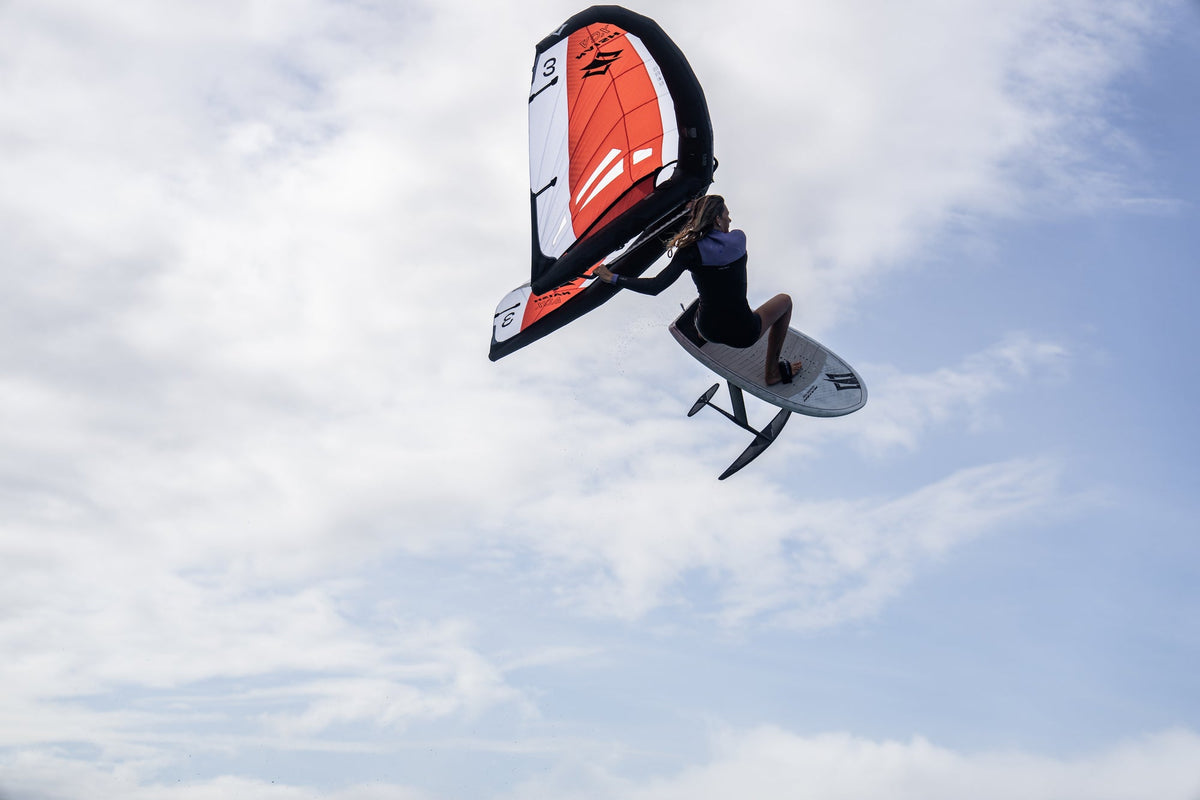 Naish ADX wingfoil wing in actie tijdens een sprong