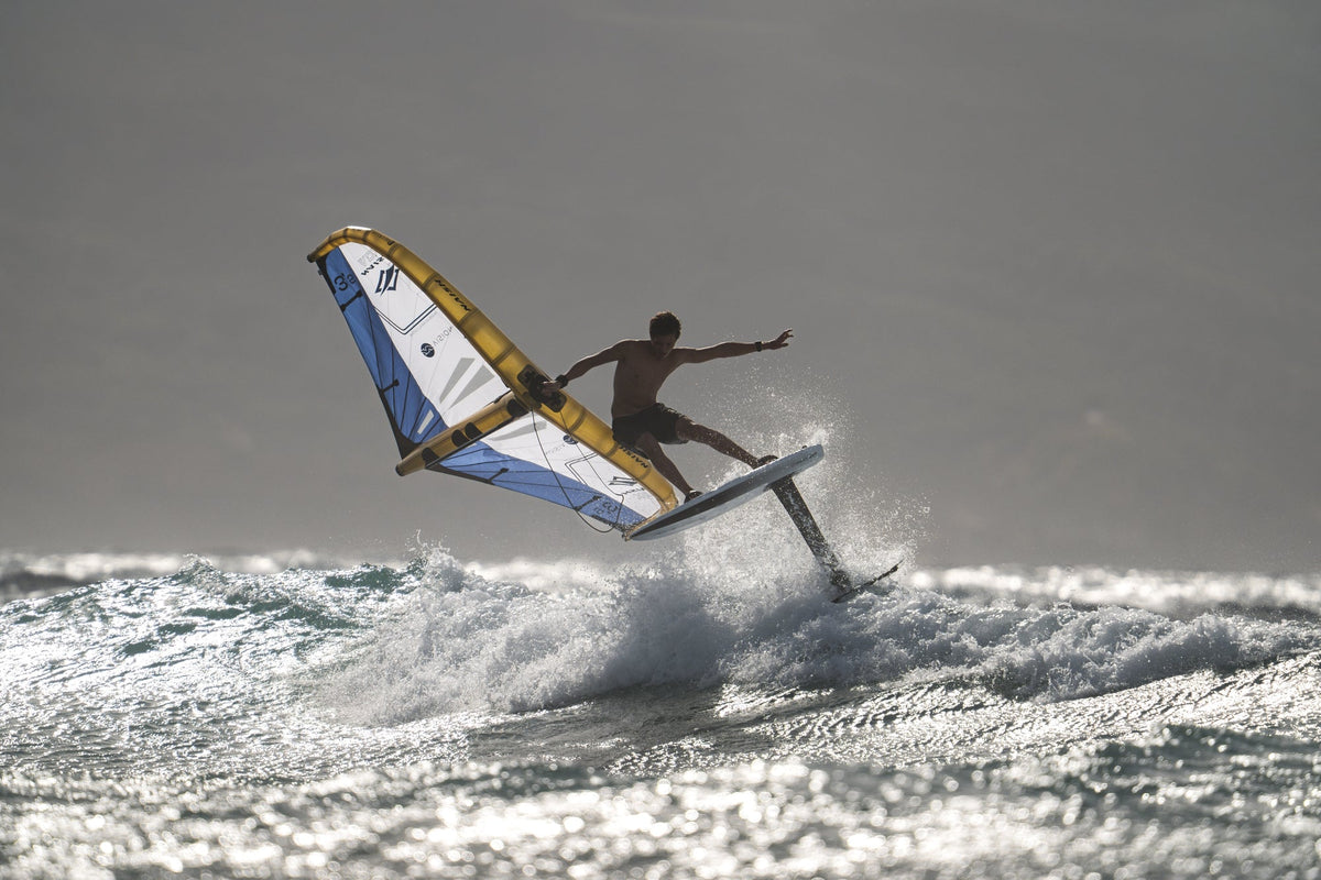 Naish ADX NVision wingfoil wing in de golven