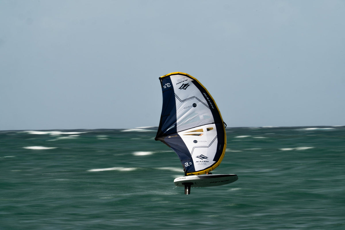 Naish Blur freerace wingfoilboard van dichtbij op de foil