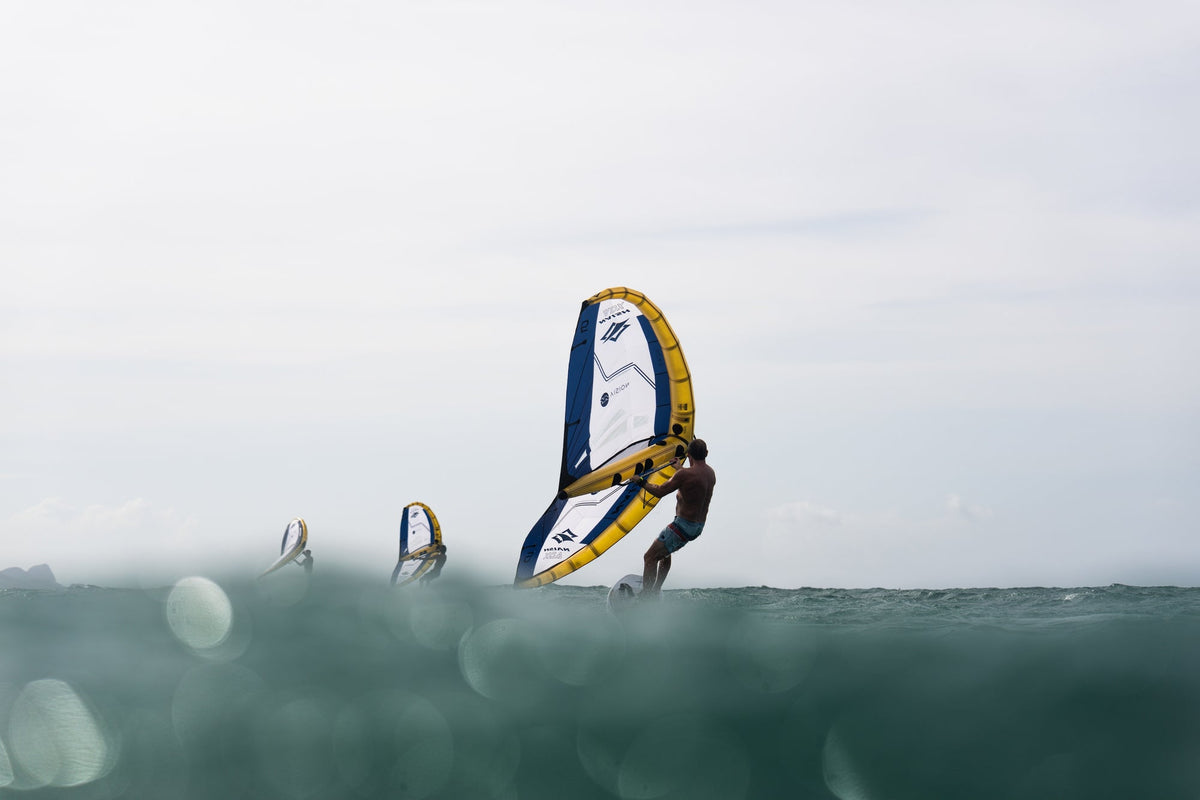 Rider op de foil met de Naish ADX NVision wingfoil wing