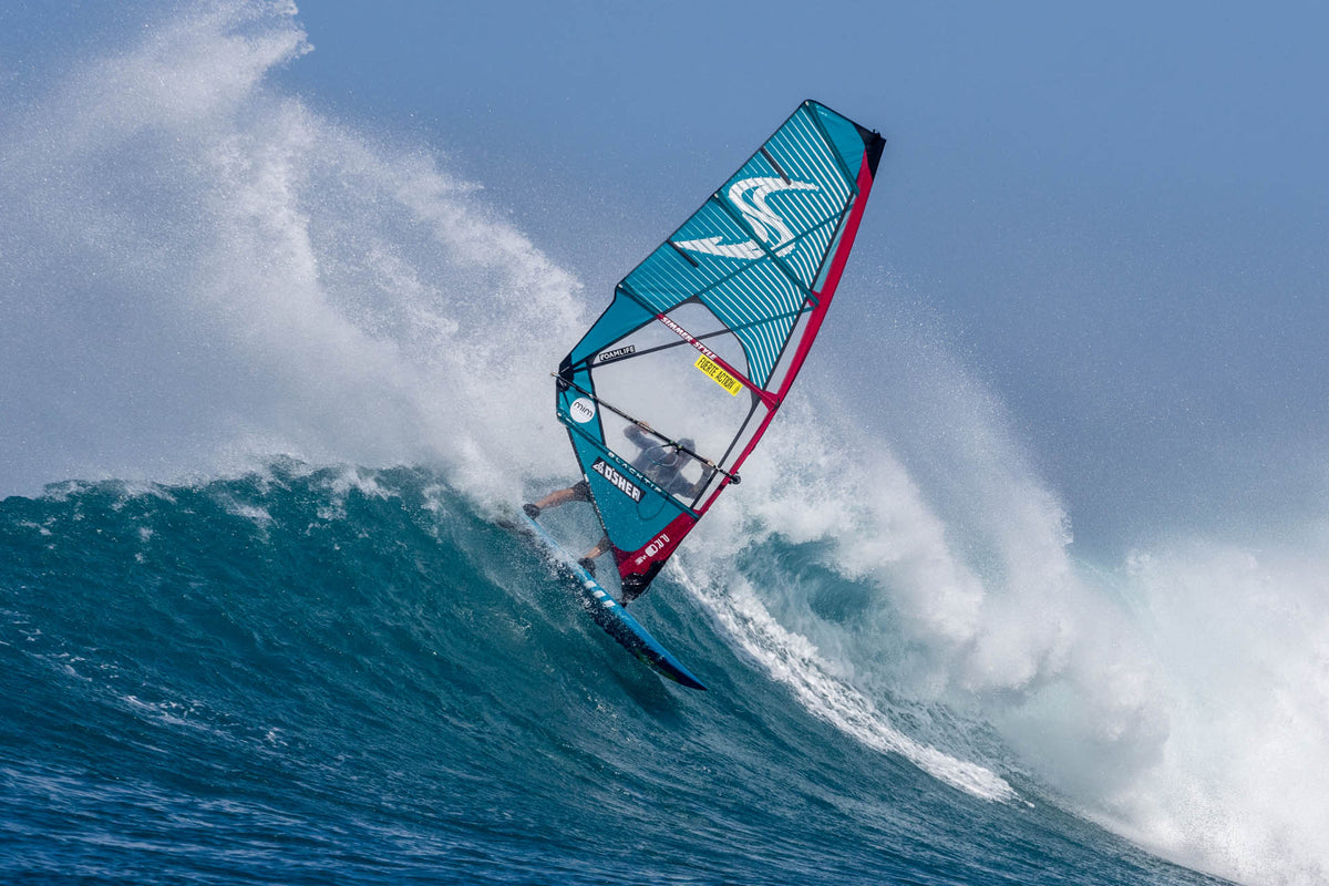 Simmer Style Blacktip 2025 in actie op een grote golf