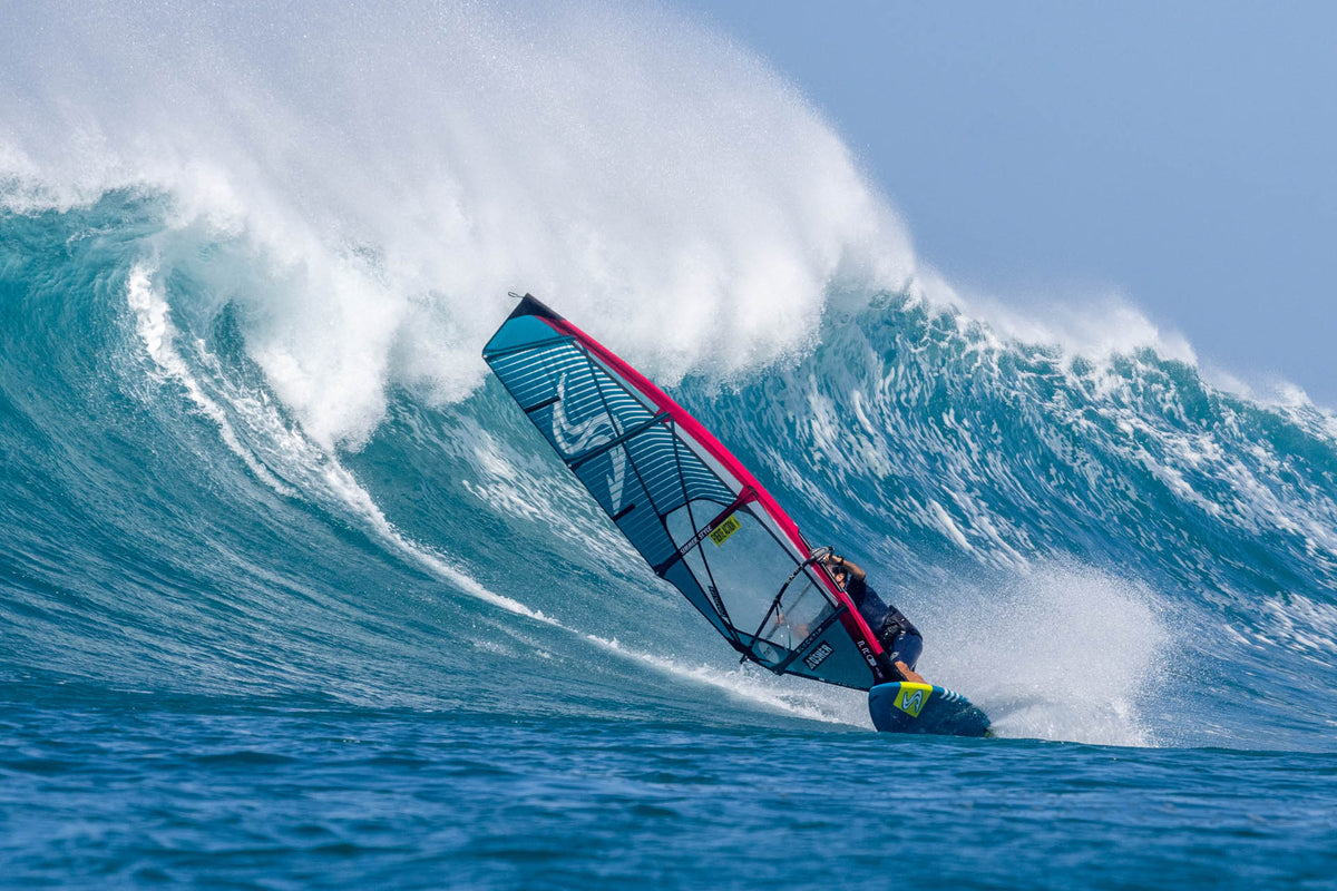 Simmer Style Blacktip 2025 in een bottom turn onder een brekende golf
