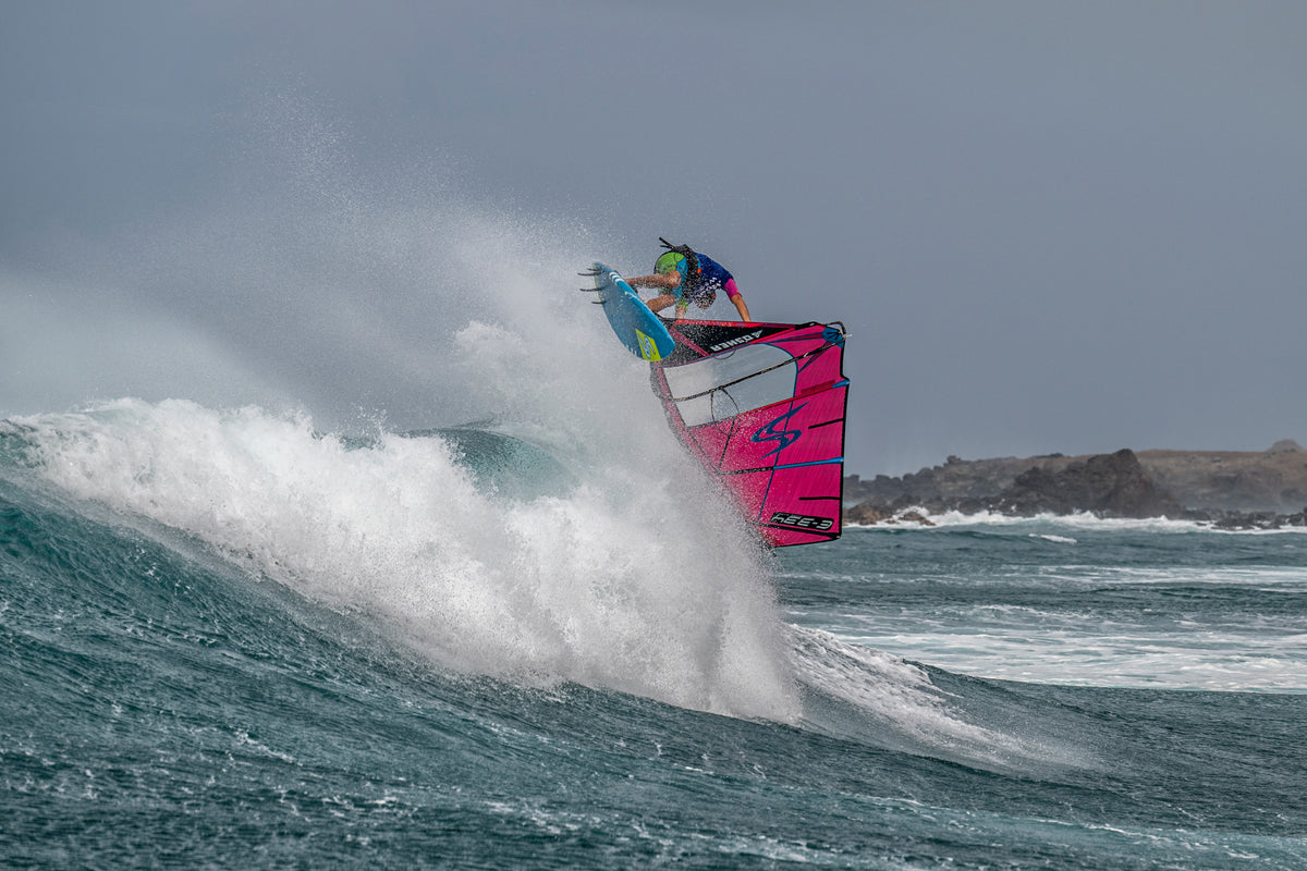 Simmer Blacktip Team Carbon bij een sprong boven een brekende golf