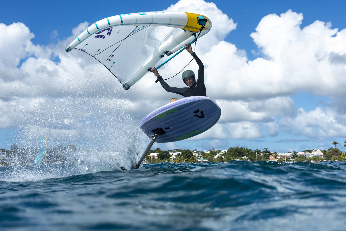 Wingfoiler springt uit het water met de Duotone Sky Style 2027