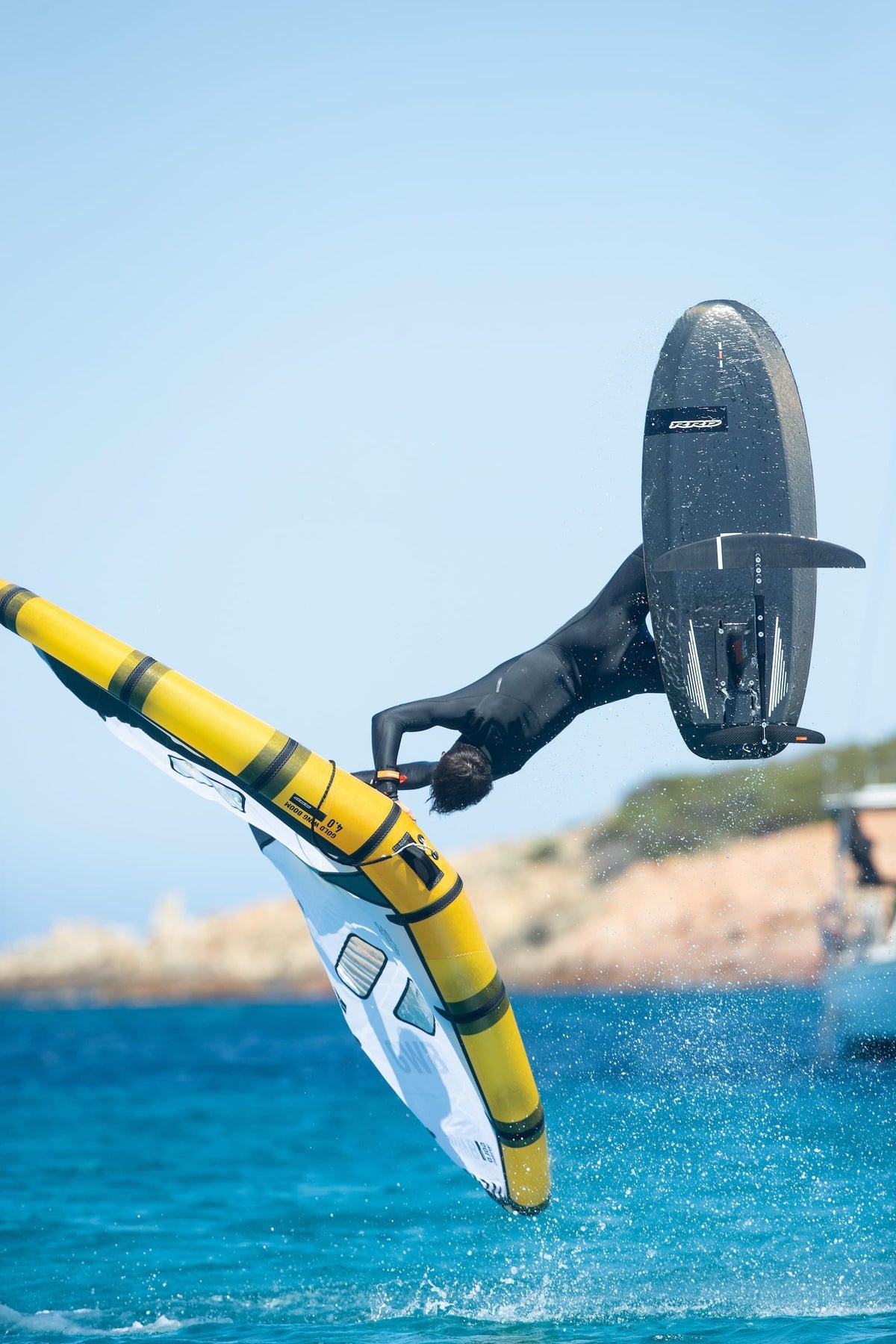 Wingfoiler maakt een sprong met de RRD Beluga LTD
