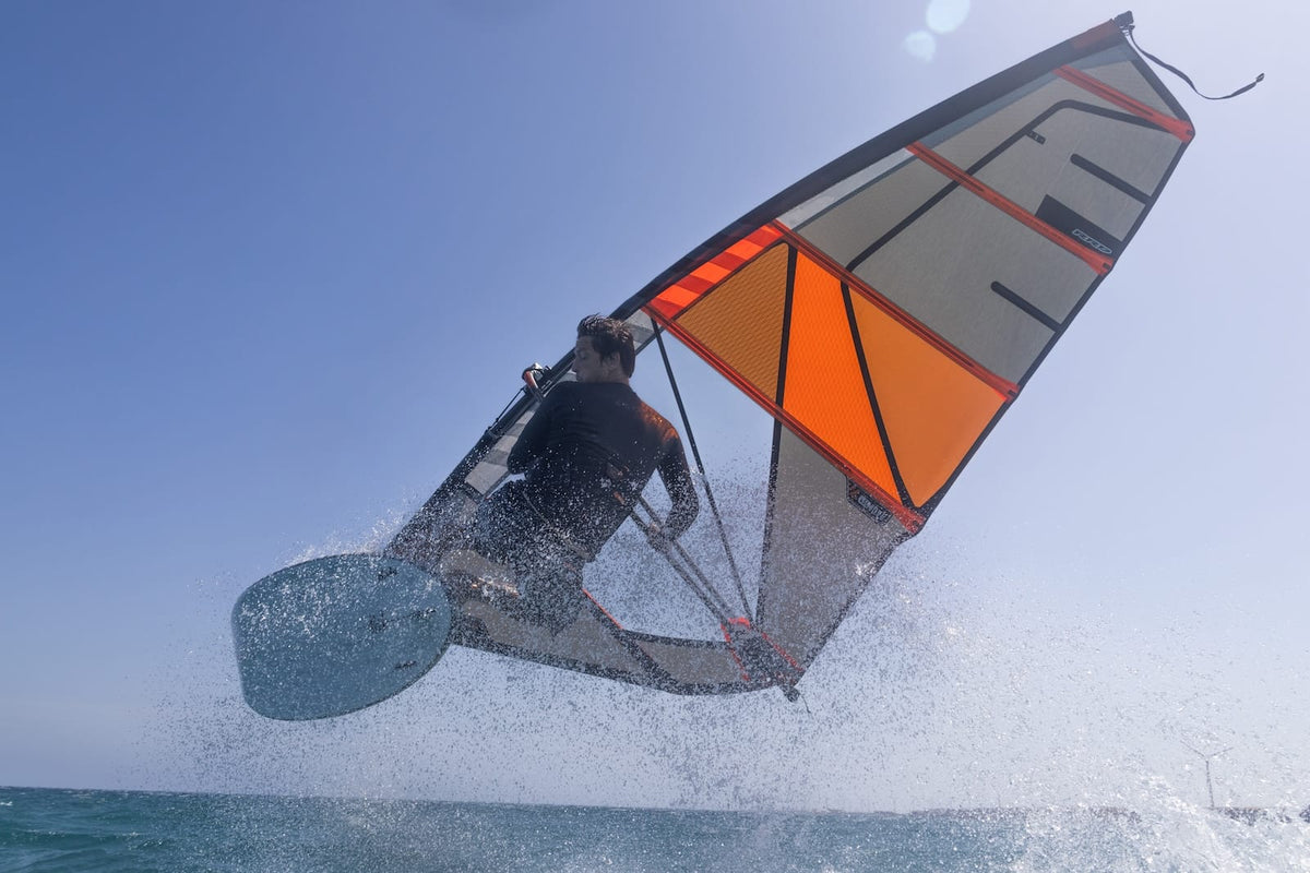 Windsurfer springt met het RRD Move-zeil