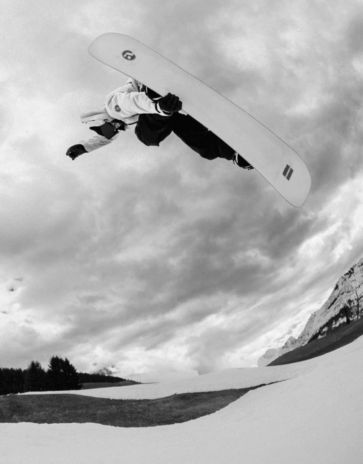 Snowboarder maakt een sprong met de Amplid Cab Driver 25/26