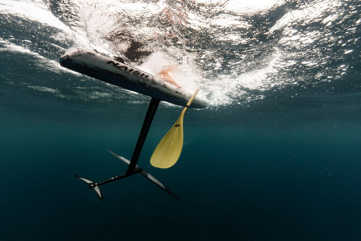 Downwind sup-foilen met de Naish SHA-foil, van onderen gezien bij Maui