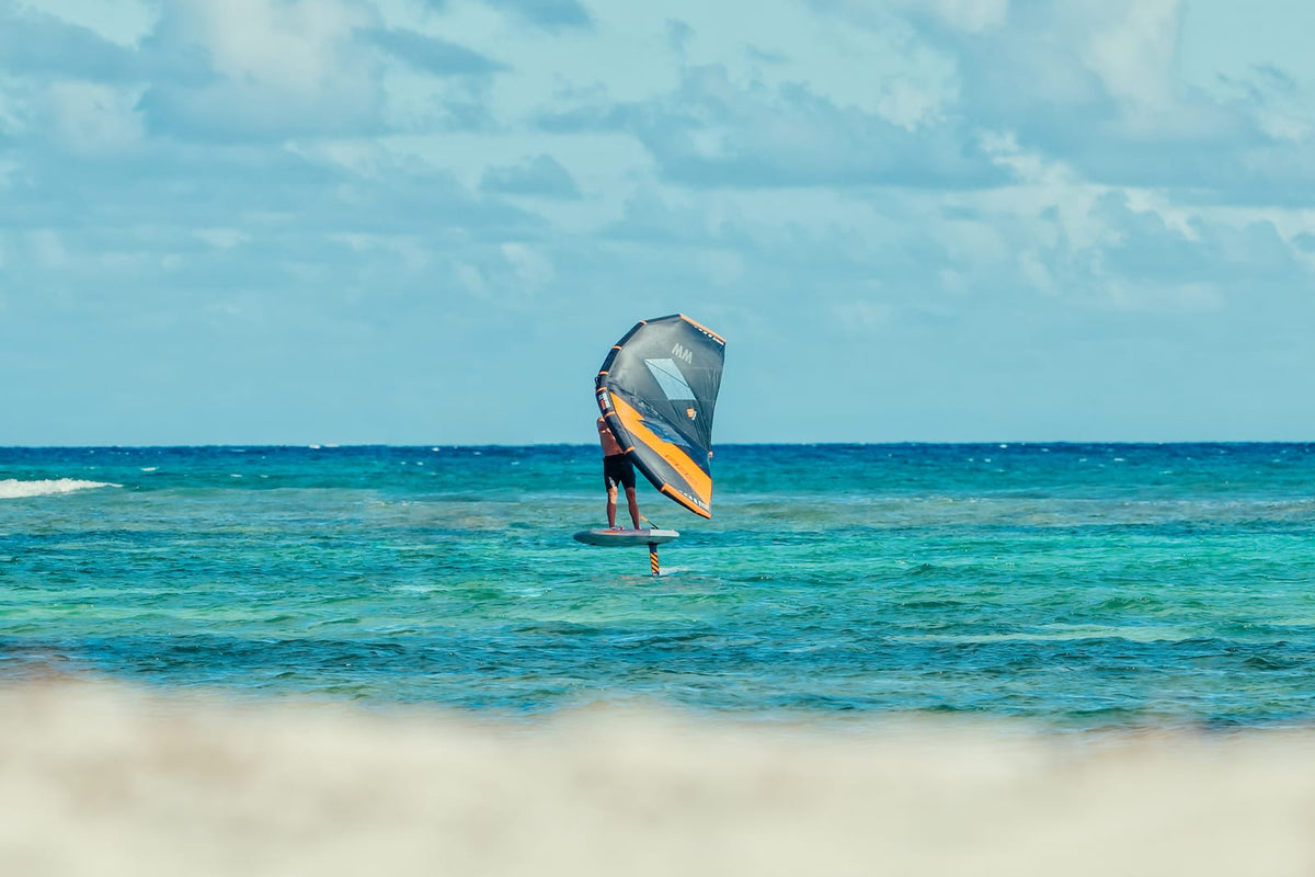 Wingfoilen op de RRD Beluga LTE Y27 boven turquoise water bij een tropisch strand