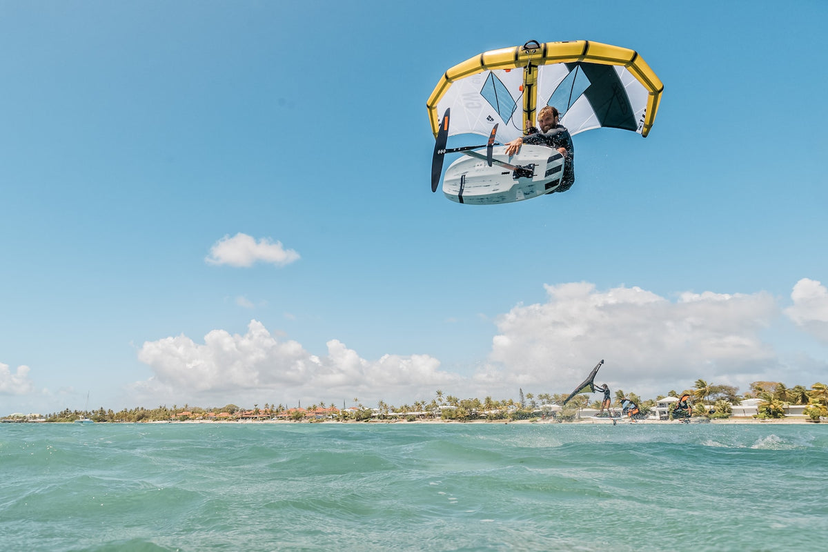 Sprong met de RRD Beluga LTD Y27 boven het water