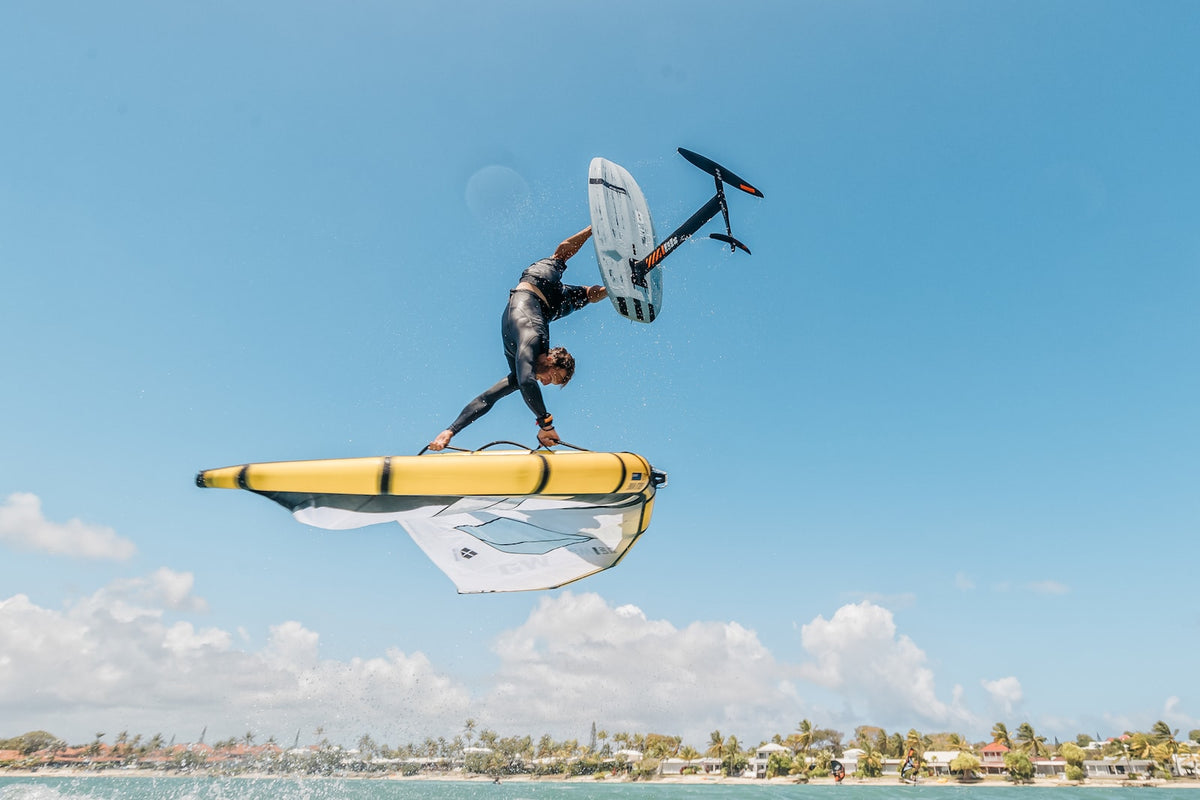 Freestyle-move met de RRD Beluga LTD Y27 en foil in de lucht