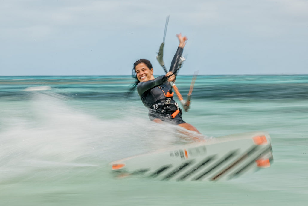 Kitesurfster vaart op de RRD Bliss LTE kiteboard