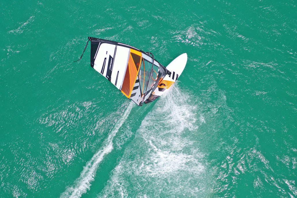 Luchtfoto van een windsurfer in planeerstand op de RRD Freestyle Wave LTD Y26