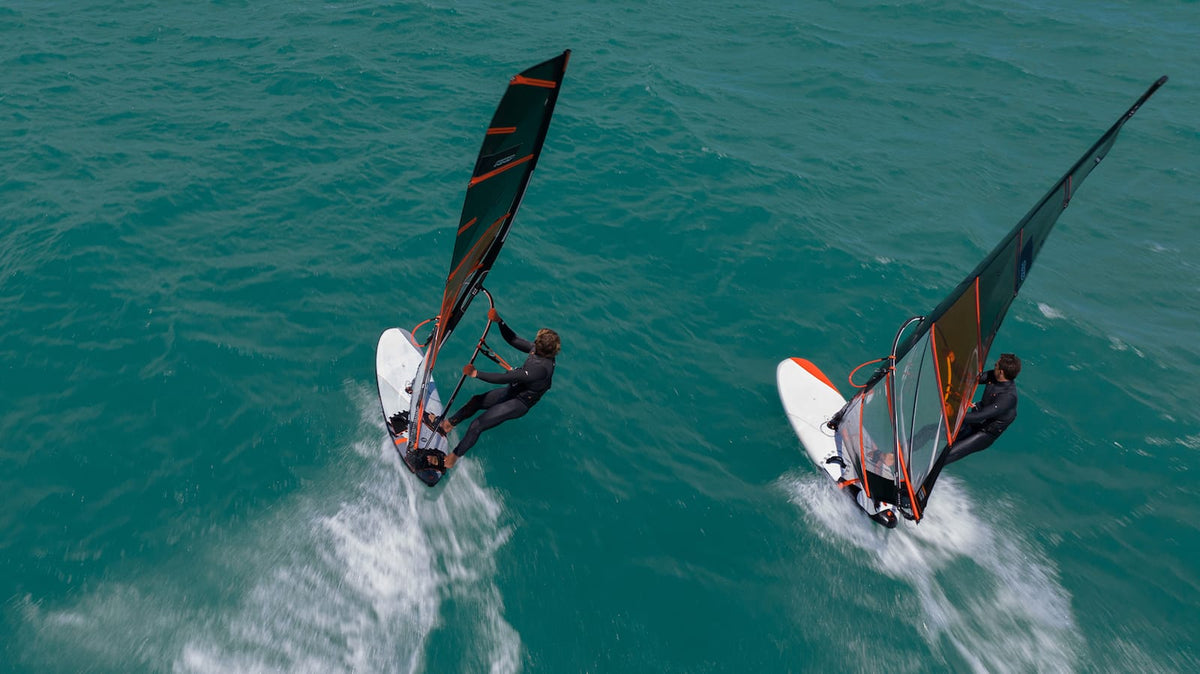 Dronebeeld van twee windsurfers op RRD Firestorm LTE Y28 boards die naast elkaar planeren