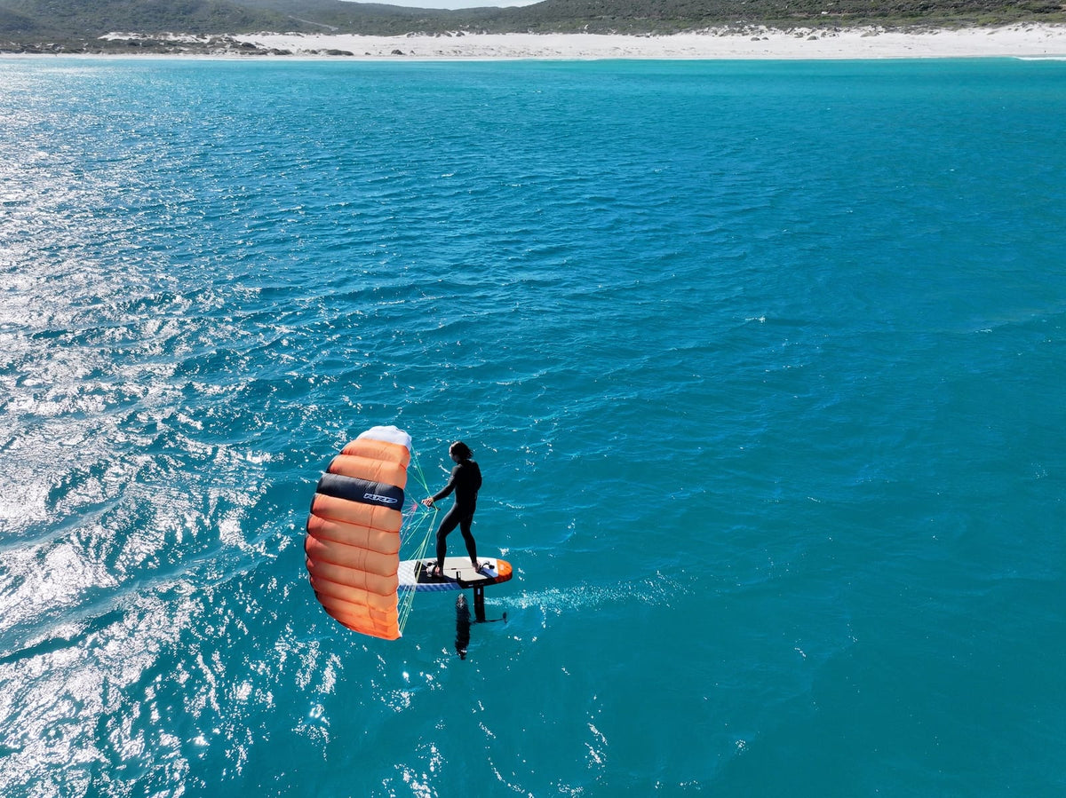 Luchtfoto van een foiler met de RRD Pocket Wing op open zee