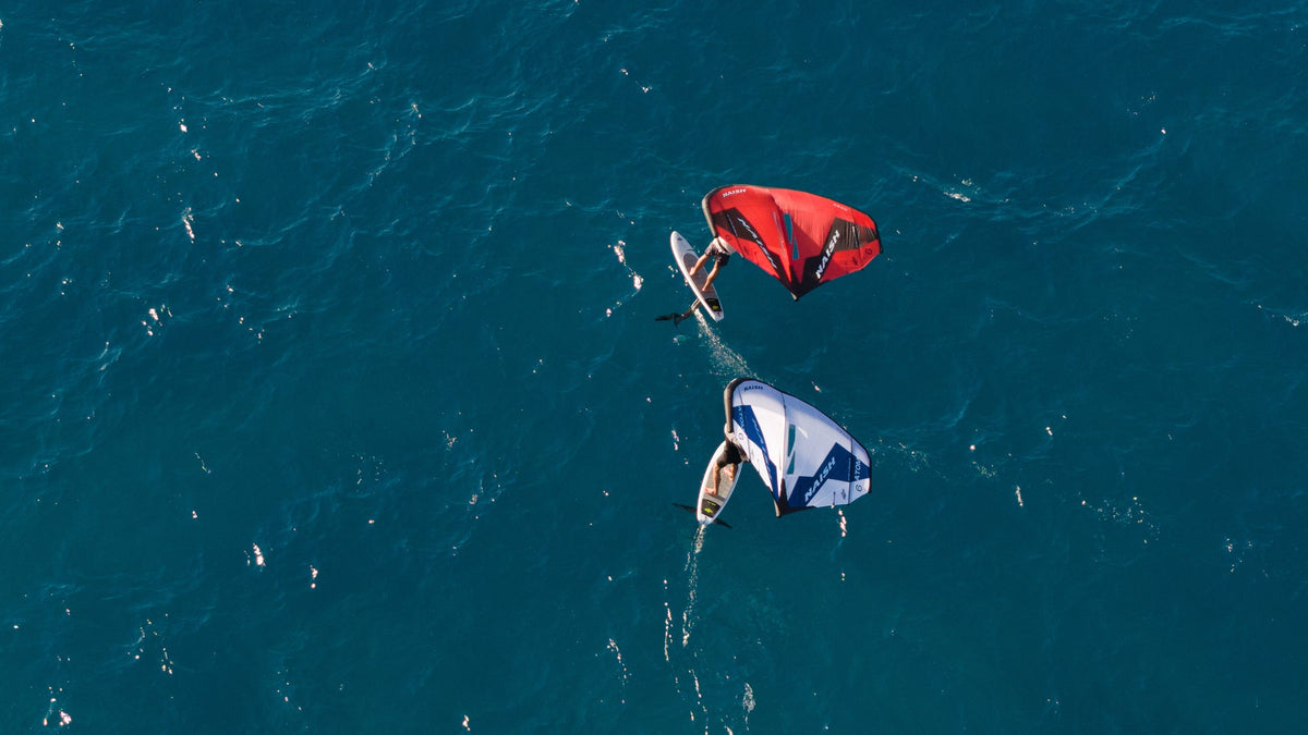 Twee riders op de foil met de Naish Atom wingfoil wing, van boven gezien