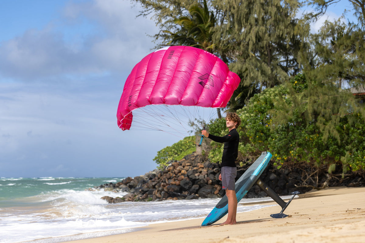 Duotone Stash parawing in roze op het strand