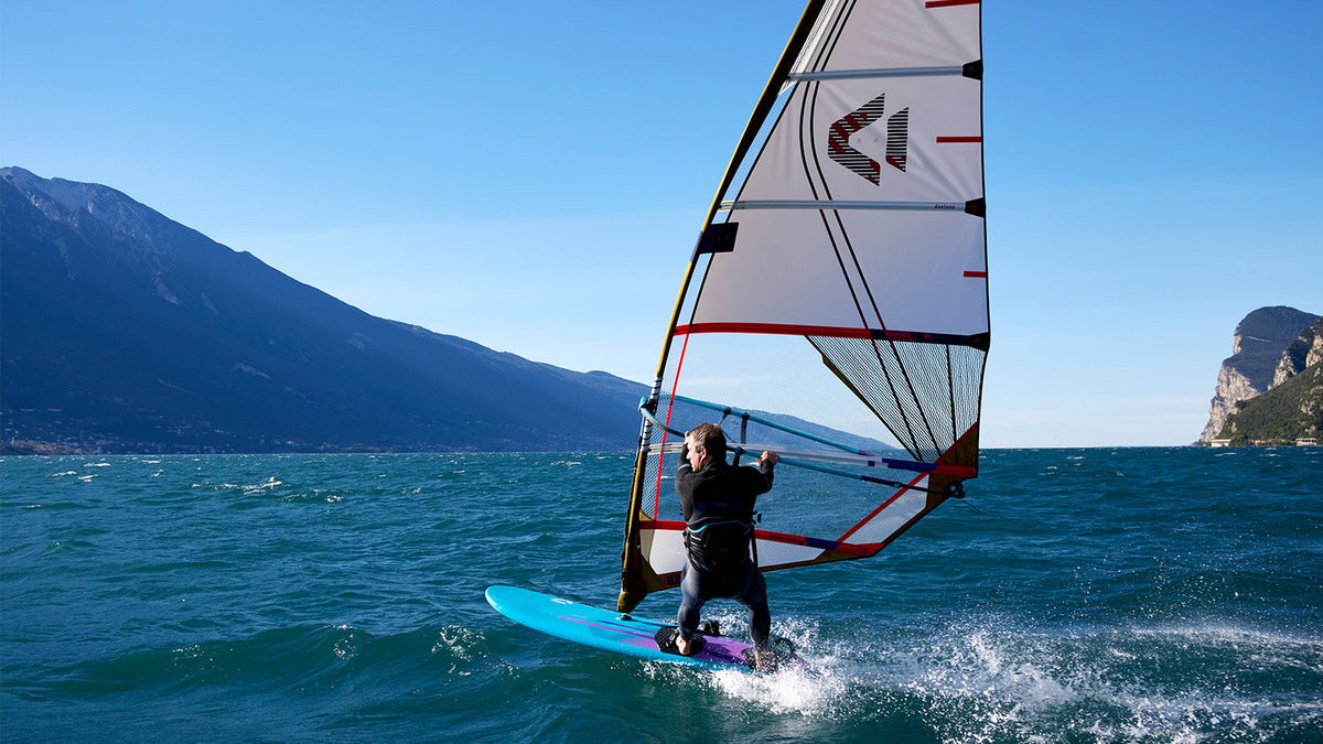 Windsurfen met de Duotone Blast 2025 op een bergmeer